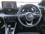 シンプルながら機能性あふれる運転席廻りです。視界性もよく、運転しやすいですよ。