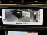 【3Dサラウンドカメラ】周囲の安全確認をアシストする機能です。3D車外ビュー、360&deg;オーバーヘッドビューを 利用して、狭いスペースでも安心、スムーズに運転操作ができます。