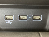 エアコン操作パネルの下に、スマートフォンなどの充電可能なUSB端子が2個、音源などの外部入力の可能なUSB端子が1個ついています。移動中に充電もできるので便利です。