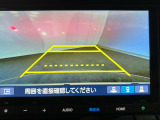 後退時に車両の後ろ側をモニター画面に表示します。車庫入れが苦手な人もこれで安心♪