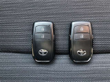 スマートキー2個あります。家族で共有すれば、自宅の駐車場での入替や、旅行先での運転交代など大変便利ですよ。