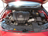 「SKYACTIV-G(ガソリン)」は、規格外の高圧縮を実現し、世界のエンジン技術者に驚きを与えました。さらに、それを維持したままノッキングの発生を抑え、熱効率を向上、走りにも寄与したエンジンです。