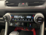 オートエアコン♪お好みの温度に設定するだけで車内を快適空間にしてくれますよ♪