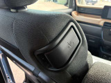 運転席から助手席を倒せますので、後ろの荷物も取りやすくなっています。