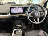 コックピットは、BMWらしくセンター・コンソールがドライバーに向けて傾けられた設計になっています。