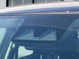 【スマートアシスト】走行中に前方の車両等を認識し、衝突しそうな時は警報とブレーキで衝突回避と被害軽減をアシスト。より安全にドライブをお楽しみいただけます。