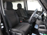 運転席のスペースはゆったりしていて、視界も広く確保されているので普段の運転からロングドライブまで快適です。