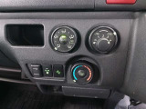 シンプルで使いやすいマニュアルエアコン。適切に操作することで快適な車内環境を保つことができます。