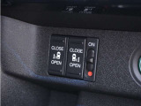 【アダプティブクルーズコントロール】ステアリングのスイッチを操作するとミリ波レーダーで先行車との距離を測定。設定を適切に保ちながら加速・減速、さらに停止まで自動に追従します。