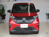 ■フロントカメラで前方の車両や歩行者を検知。万一、ドライバーが安全に減速できなかった場合には、自動的に緊急ブレーキを作動させて衝突を回避、または衝突時の被害や傷害を軽減します。