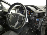 【運転席まわり】・・・ハンドルやシートなども隅々までクリーニング済み。キレイな車内でドライブがより一層快適にお楽しみいただけると思います。