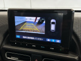 リバースギアに入れるだけで後方の表示へ切り替わります。夜間や雨の日の駐車も楽になりますよ。