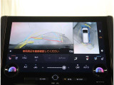 【パノラマモニター】に搭載した4つのカメラにより、車を真上から見ているような映像を表示。運転席から確認しにくい車両周囲の状況を把握できます。