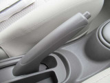 サイドブレーキは運転席左側にございます!