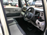 車内はベージュとグレーでまとまっています!