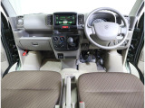 運転席から手の届く範囲に収納スペースが多く、日常使いに便利です。運転席からの見晴らしも良いので運転もしやすいです◎
