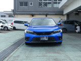 ブラックエンブレム装着車。アダプティブドライビングビーム装備。LEDヘッドライト装着車なので、夜間走行も明るく安全な走行をサポートいたします