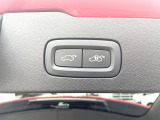【パワーバックドア】スマートキーや運転席のボタンを押すだけでリアゲートが自動で開閉します!荷物を持っている時や、高い位置にあるバックドアを閉める際に便利な機能です。