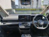 広々とした運転席周り!禁煙車です☆