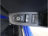 運転席ドアの操作しやすい位置にミラー操縦スイッチがついておりますので、ストレスなく自分のフィットする位置にセッティング頂けます。