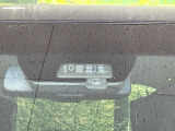 【三菱e-Assist】走行中に前方の車両等を認識し、衝突しそうな時は警報とブレーキで衝突回避と被害軽減をアシスト。より安全にドライブをお楽しみいただけます。