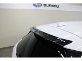 STIルーフエンドスポイラー。車体後方の空気の流れを整流するボルテックスジェネレーター形状。クリスタルブラック・シリカ塗装