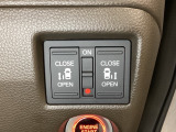 リアドアは乗り降りに便利な両側電動スライドドアです。また運転席に座っていながらスイッチ操作で自在にスライドドアを開け閉めできます。