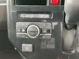 【エアコン】エアコンはオートエアコンとなっておりますので、あらかじめ好みの温度に設定しておけば自動的に風量を調節してくれます。自分でいちいち調節する手間が省けますね。