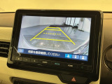 リバースギアに入れるだけで後方の表示へ切り替わります。夜間や雨の日の駐車も楽になりますよ。