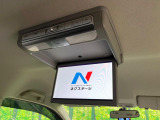 【フリップダウンモニター】大画面モニターで後席でもエンタメをお楽しみいただけます。小さなお子様にも大人気の装備です♪
