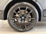 BMWの純正アロイホイールは軽量かつ強度にも優れているホイールで走行性能を引き上げる設計になっております。足元にもBMWは妥協がなくこだわっている個所になります。