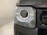 LEDヘッドライトは、点灯の瞬間から最大光量を発揮し、突然暗くなるトンネルなどでの安定感を高めます。