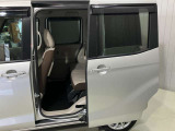 左側電動スライドドアは、子供の送り迎えの際に運転席からドアの開閉ができるので便利です。ルーフが高いので乗り降りもしやすいです♪