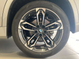 BMWの純正アロイホイールは軽量かつ強度にも優れているホイールで走行性能を引き上げる設計になっております。足元にもBMWは妥協がなくこだわっている個所になります。