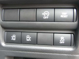 ハンズフリーオートスライドドア〈両側〉(挟み込み防止機構付)は運転席からも開閉可能。また、荷物やお子さまの抱っこで両手がふさがっていても、片足を振り入れるだけでスライドドアが開閉できます。