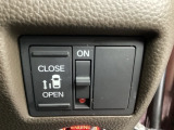 左側電動スライドドアは運転席からでも操作ができるように、ハンドル付近に開閉の操作スイッチが付いています。