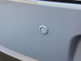 後方にはコーナーセンサーが付いております。音で危険を知らせてくれるのとブレーキとアクセルの踏み間違えも防止してくれます。