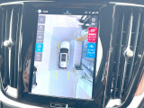 【360&deg;ビューカメラ】4台の高解像度カメラで360度の鳥瞰図を表示。隣の車や壁、死角にある障害物などを画面で確認できるため、狭いスペースでの駐車・出入りも安心です。