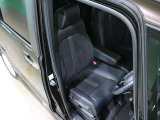 程よい硬さとホールド性が高いシートで長時間運転も快適です。
