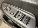 ハンドルの右側に電動格納付きパワーミラーの操作スイッチがついています。左右のサイドミラーの角度調節も微調整ができて便利です。パワーウインドウは運転席でドア4枚とも上下の操作ができるようになっています。