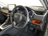 【運転席まわり】・・・ハンドルやシートなども隅々までクリーニング済み。キレイな車内でドライブがより一層快適にお楽しみいただけると思います。
