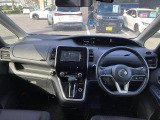 乗り降りしやすい室内高です♪運転席助手席ともに個別のアームレストが装備されています。