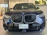 【BMWの伝統-1】BMWの特徴的な&ldquo;キドニーグリル&rdquo;は、80年以上続く伝統の形でございます。変わらないこだわりのデザインが、プレミアムブランド&ldquo;BMW&rdquo;を創り出します。