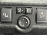 【電動格納ドアミラー】狭路の通行時や狭い場所に停車させるときに活躍する装備ですね。ボタン一つでドアミラーが格納されます。