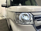 【LEDヘッドライト】悪天候や夜間走行時も良好な視界を確保し安心して運転できる高輝度LEDヘッドライトを装備!点灯速度が早く、消費電力も抑えられています。