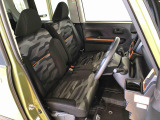 運転席の座面高さを調整できるシートリフターが付いています。フロントシートはベンチシートを採用で、座面も広く使い勝手もいいですよ♪