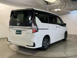 リヤ、後ろから見るとまた車の印象が変わってきますね☆☆