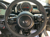 丸を基調としたMINIらしい運転席デザイン