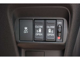 リアは両側パワースライドドアで開閉には運転席のスイッチ、もしくはスライドドアのドアハンドルを軽く引くだけで自動開閉します。