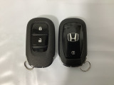スマートキーを装備しています。鍵を差し込むことなくドアロックの開け閉めと、スタートボタン操作でのエンジンスタートができます。スペアキーも同じものを用意しております。